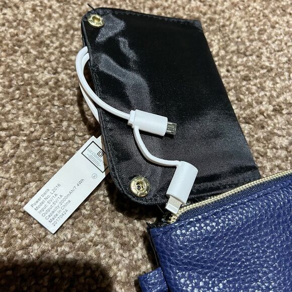 😊3/$30 Liz Claiborne Navy wristlet with phone charger attachment - Picture 6 of 8